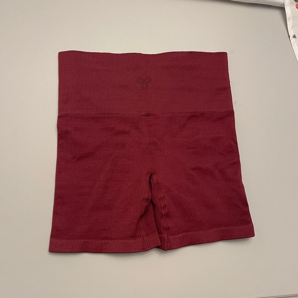 Aritzia ribbed 3” burgundy shorts - Picture 2 of 3
